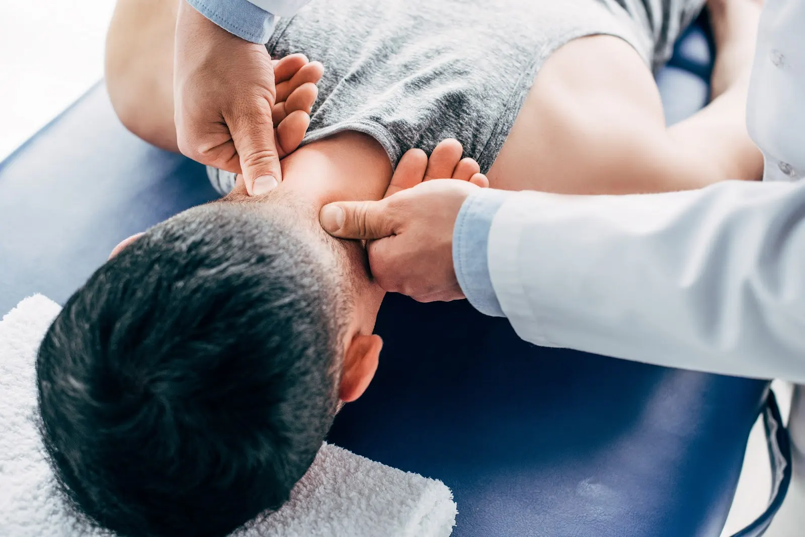 Chiropractic Care vs. Medication: Choosing the Right Neck Pain Treatment