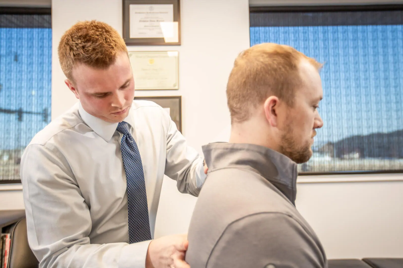Dr. Andrew Jahner attend patients back pain